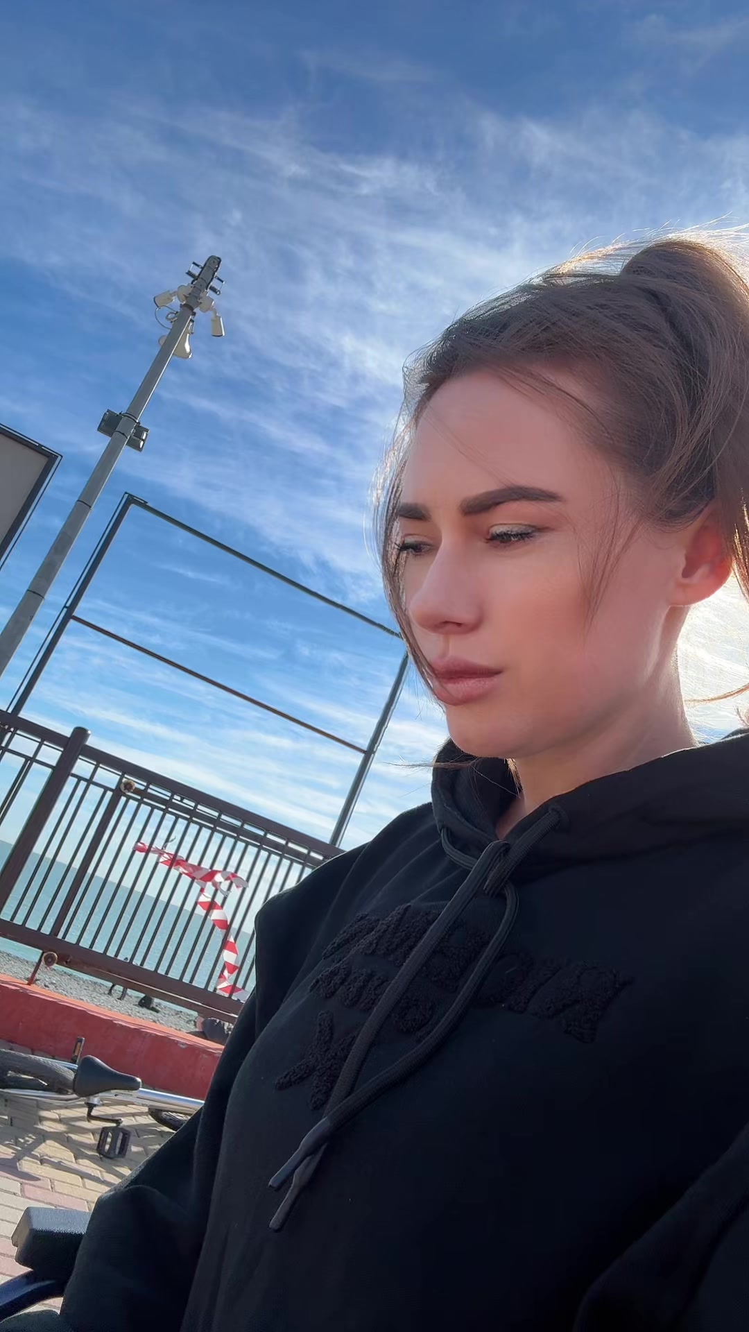 @)))