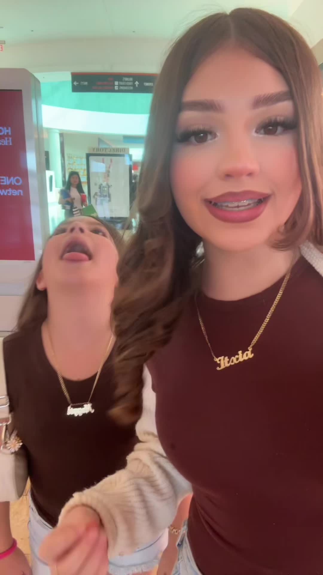 @Deliciaasisters
