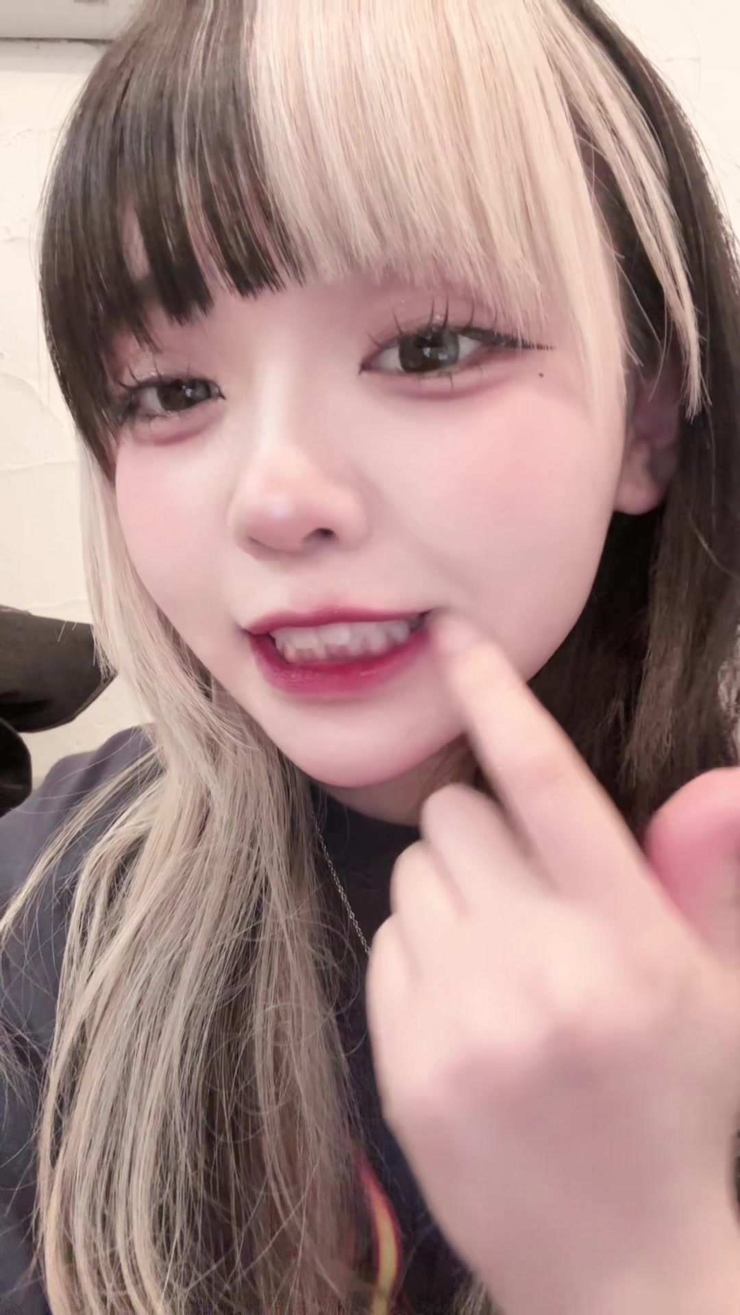 @にこり