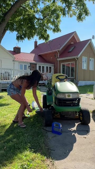@Leone_The Bikini Farmer