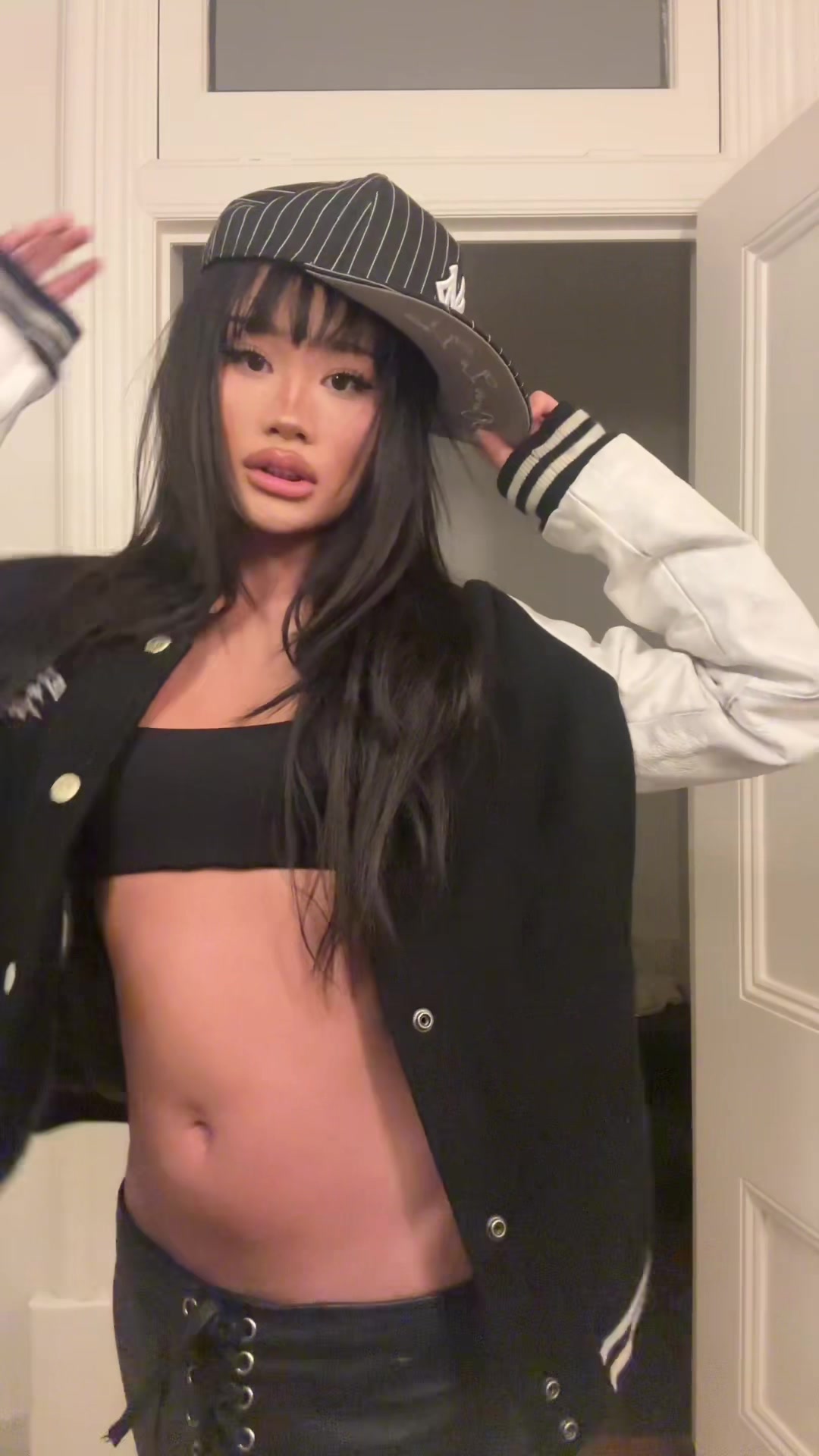 @<33
