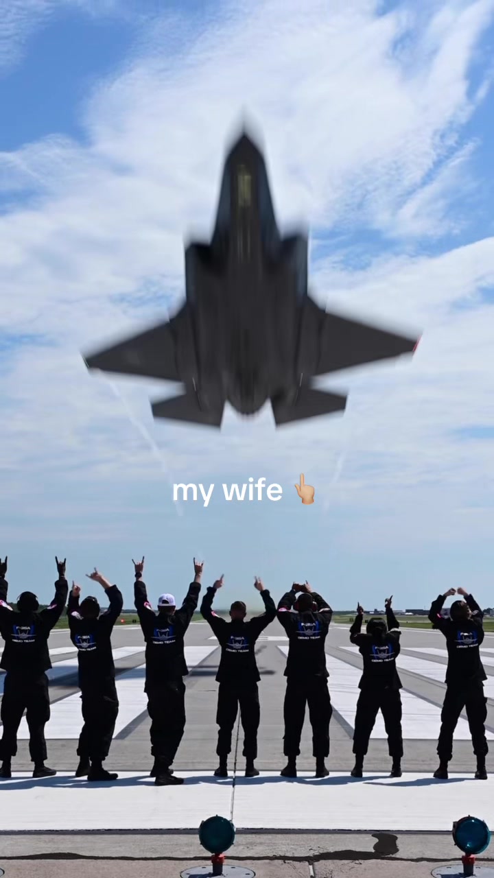 @Kara Wolfe 🐺 ✈️