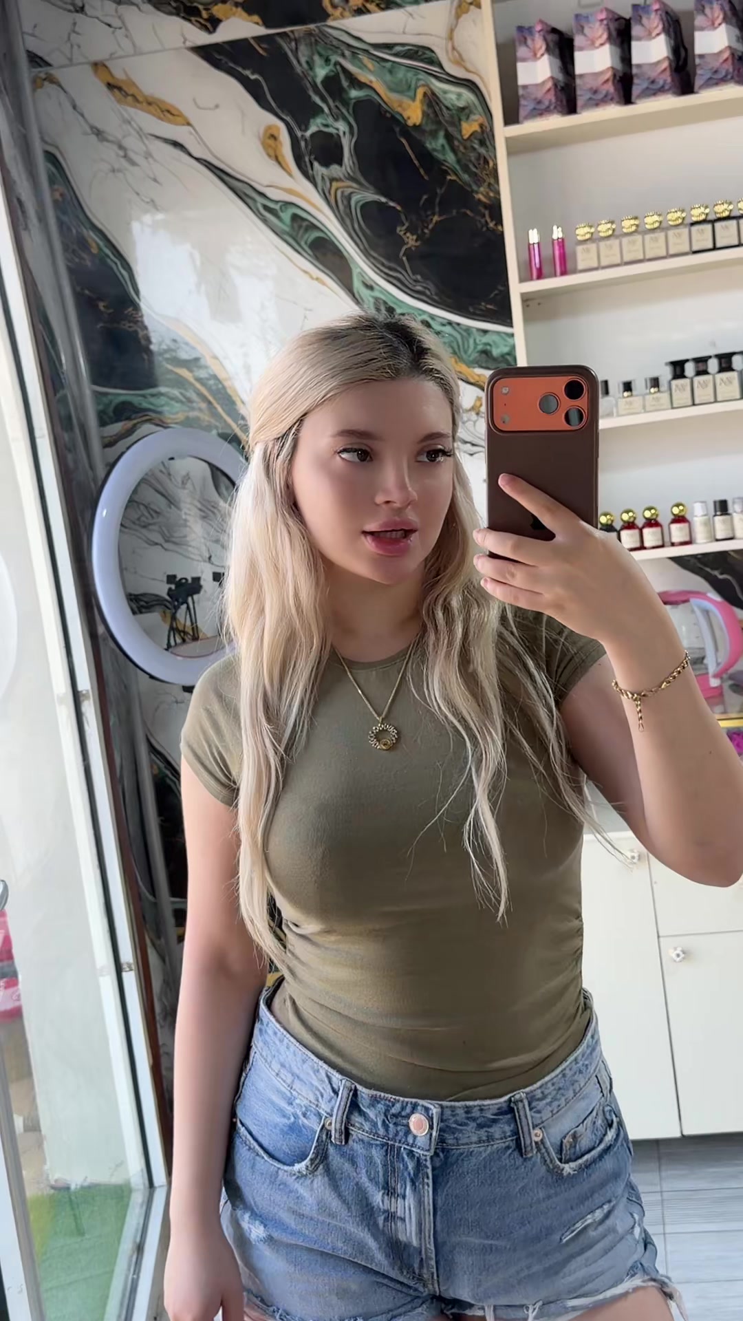 @Moniş🤍