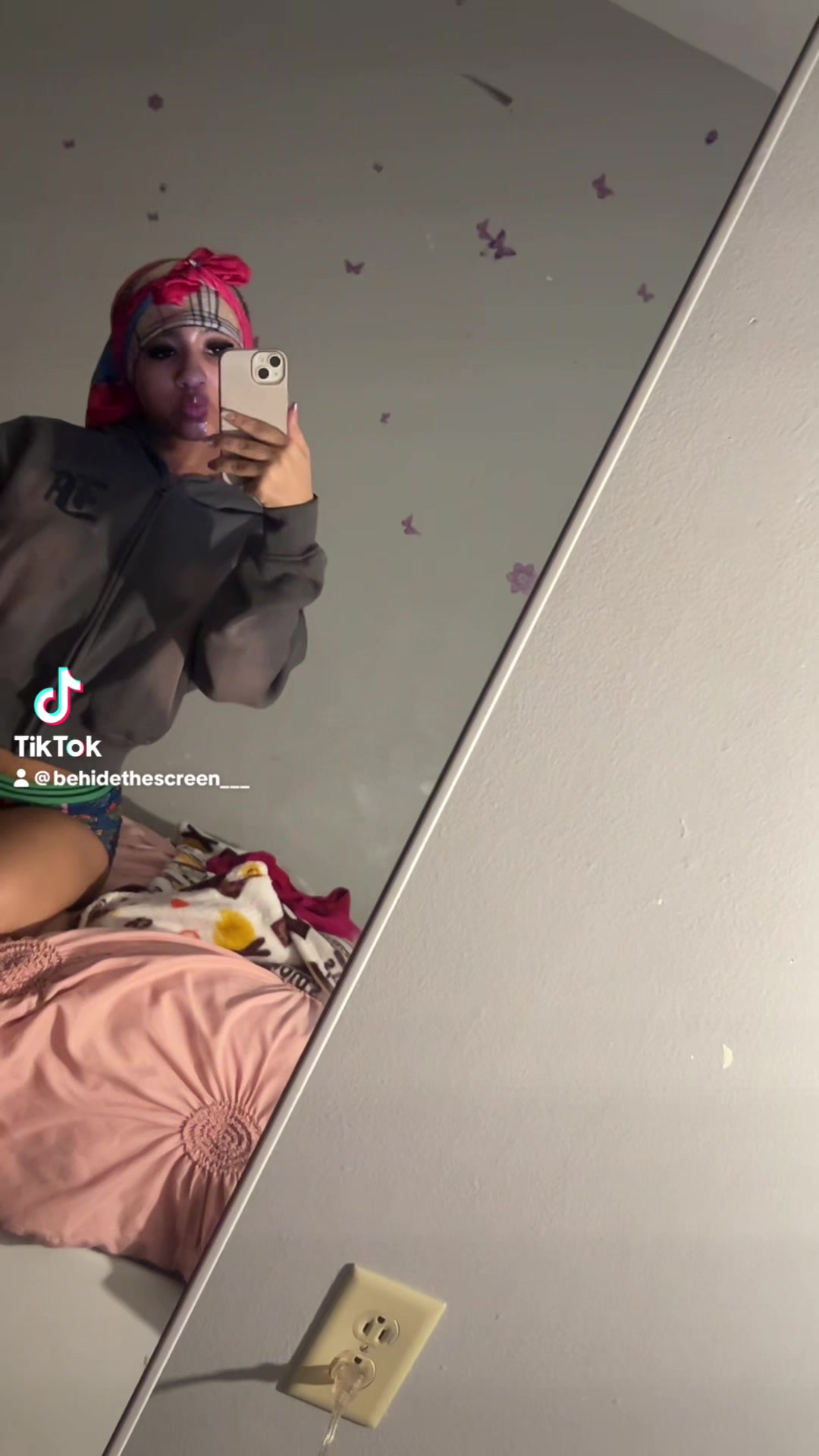 @femalesmurk