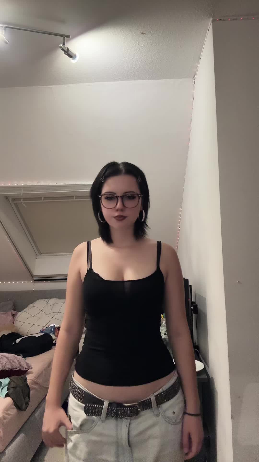 @>⩊<