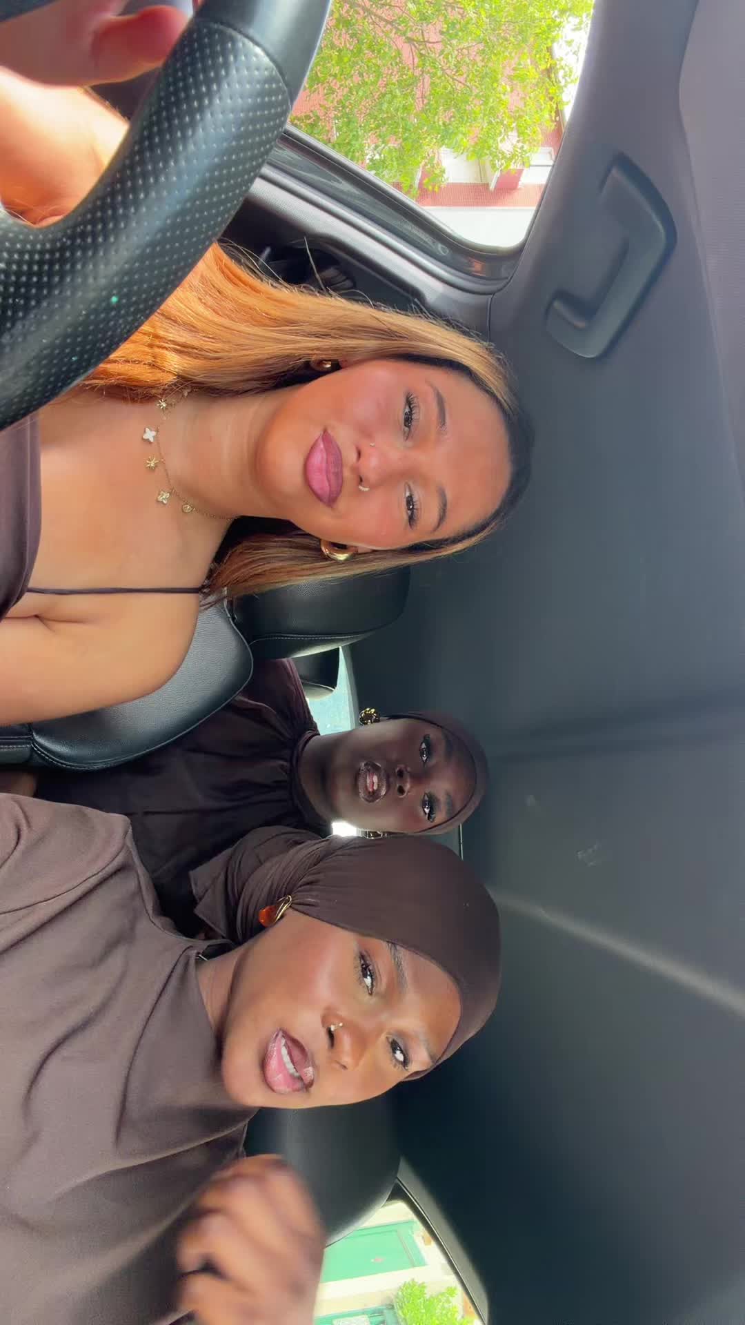 @nélia