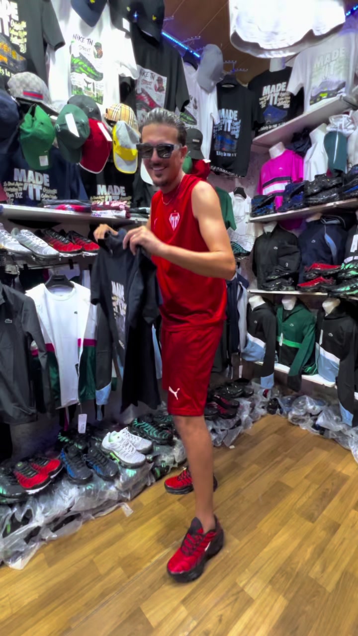 @Parisien💙❤️👕👖👟🕶👔🧢