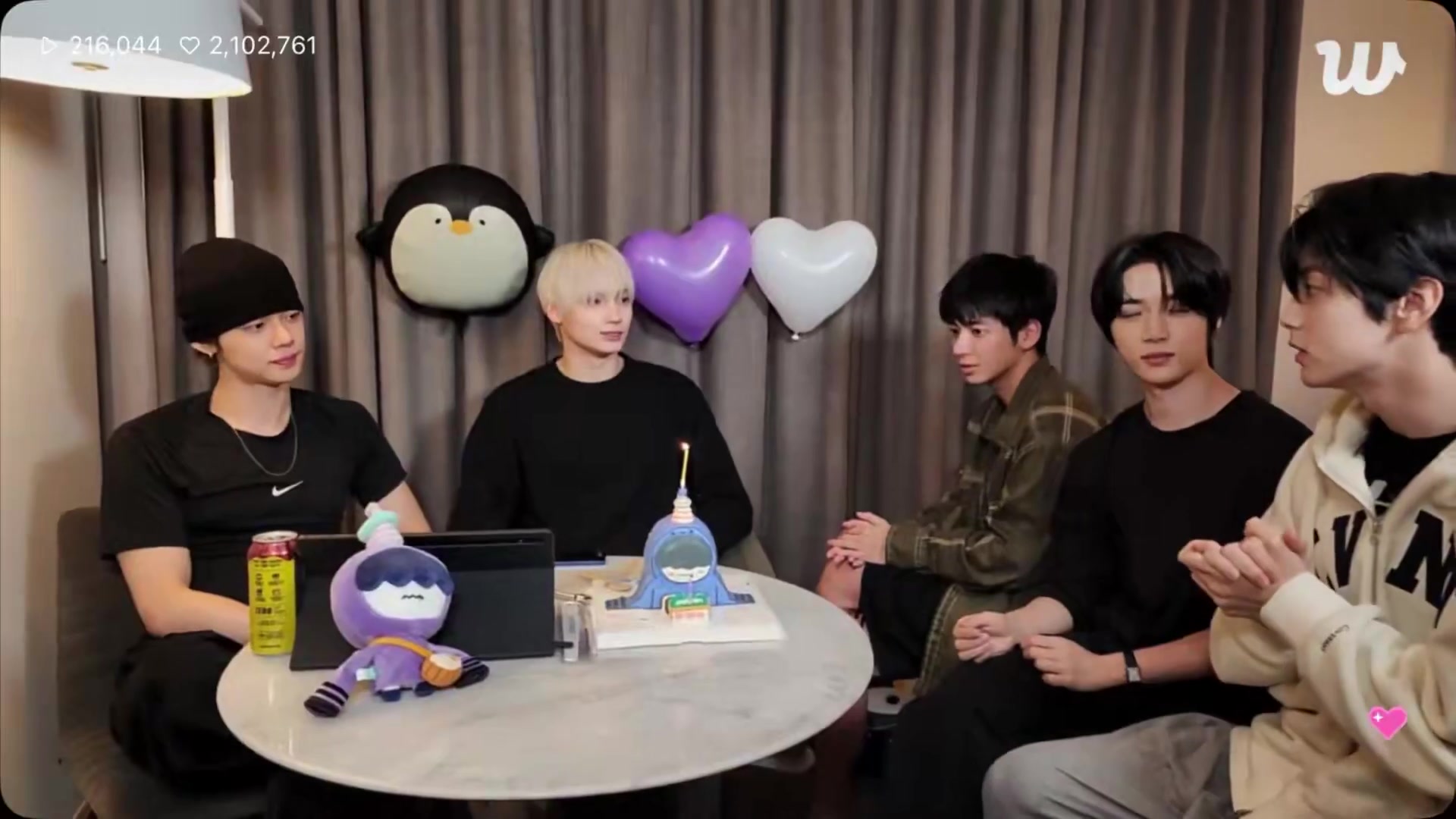 @Valeria saw and met TXT