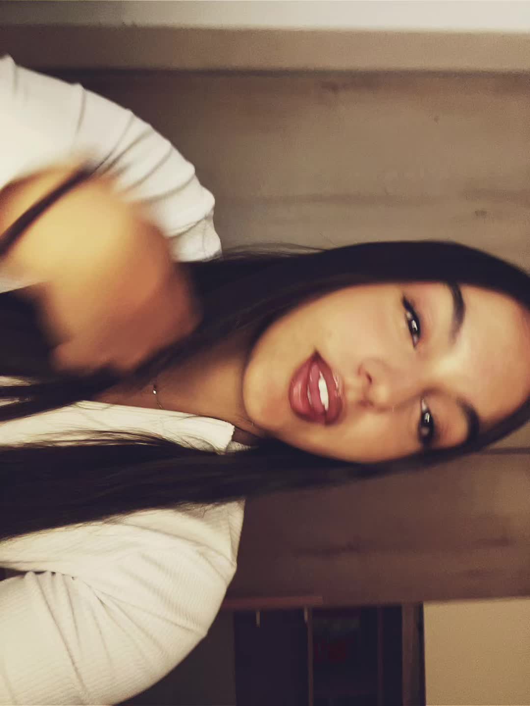 @𝐥𝐚𝐫𝐚🌺