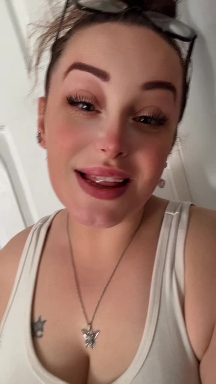 @JustASmallTownGirl🩷💜