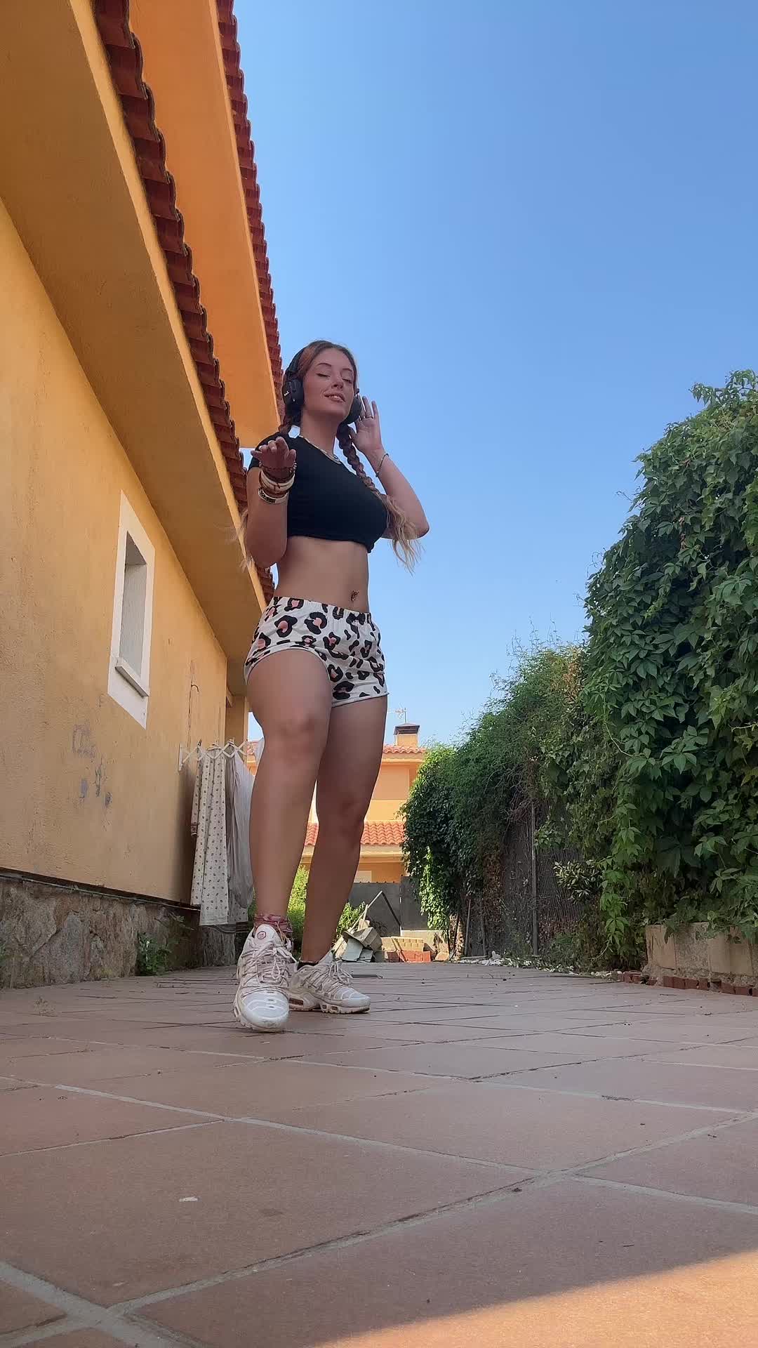 @𝔰𝔞𝔯𝔞🦋