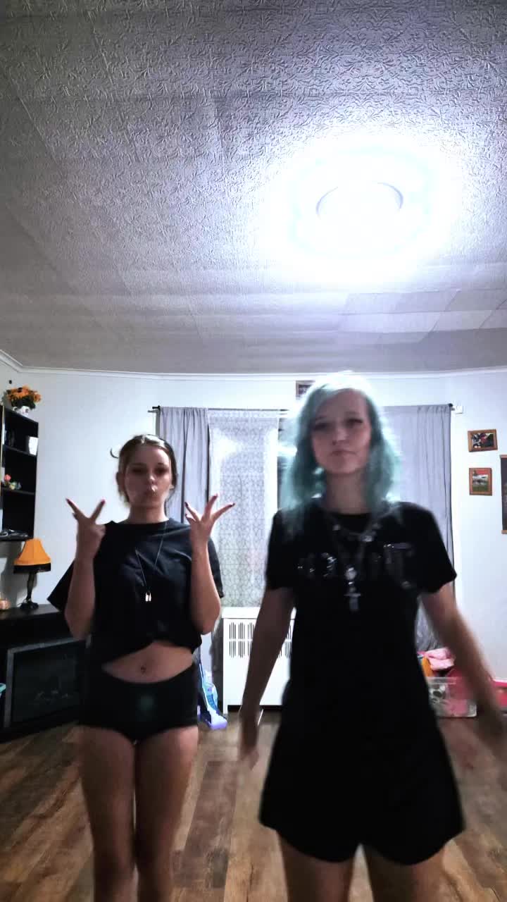 @𖣂Emma🧡💚