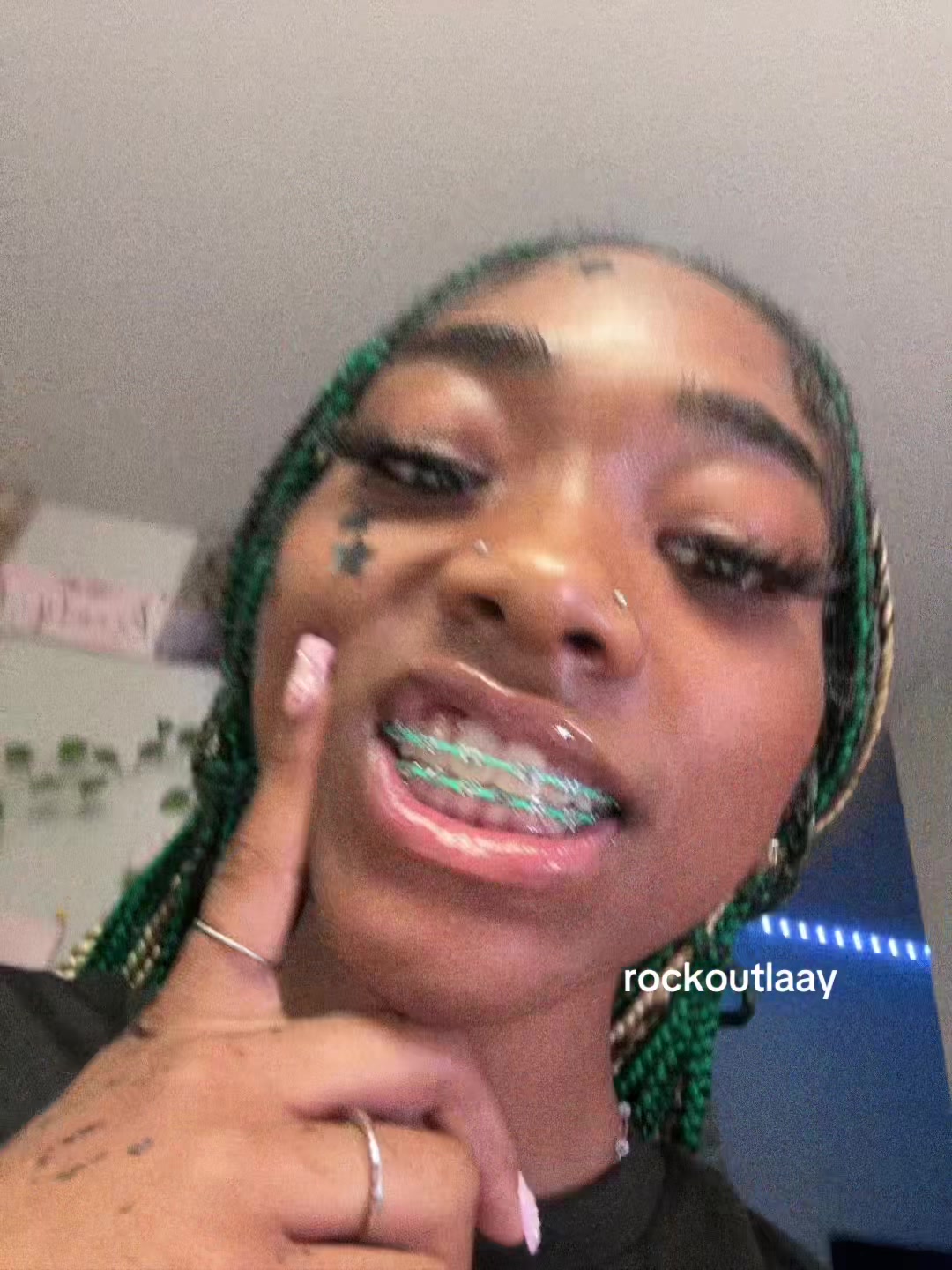 @rockoutlaay