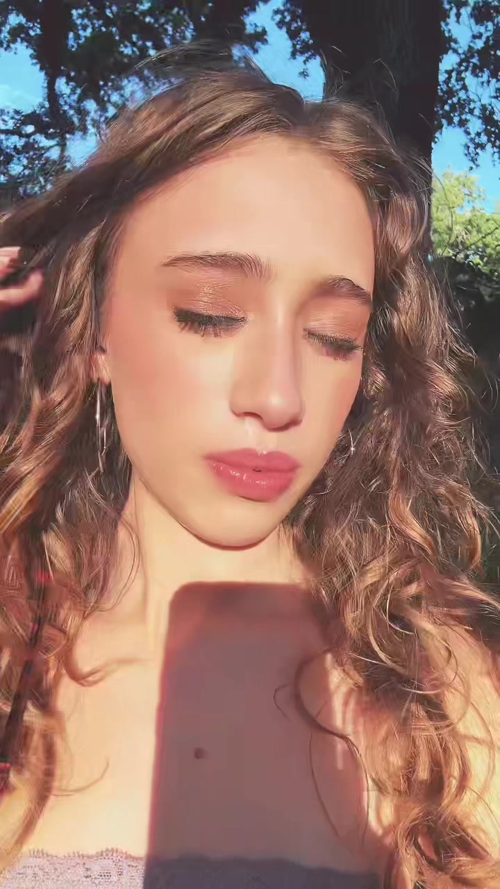 @𝐸𝓈𝓉𝒽𝑒𝓇 𝐹𝓇𝒶𝓎𝒹𝒶 🍁