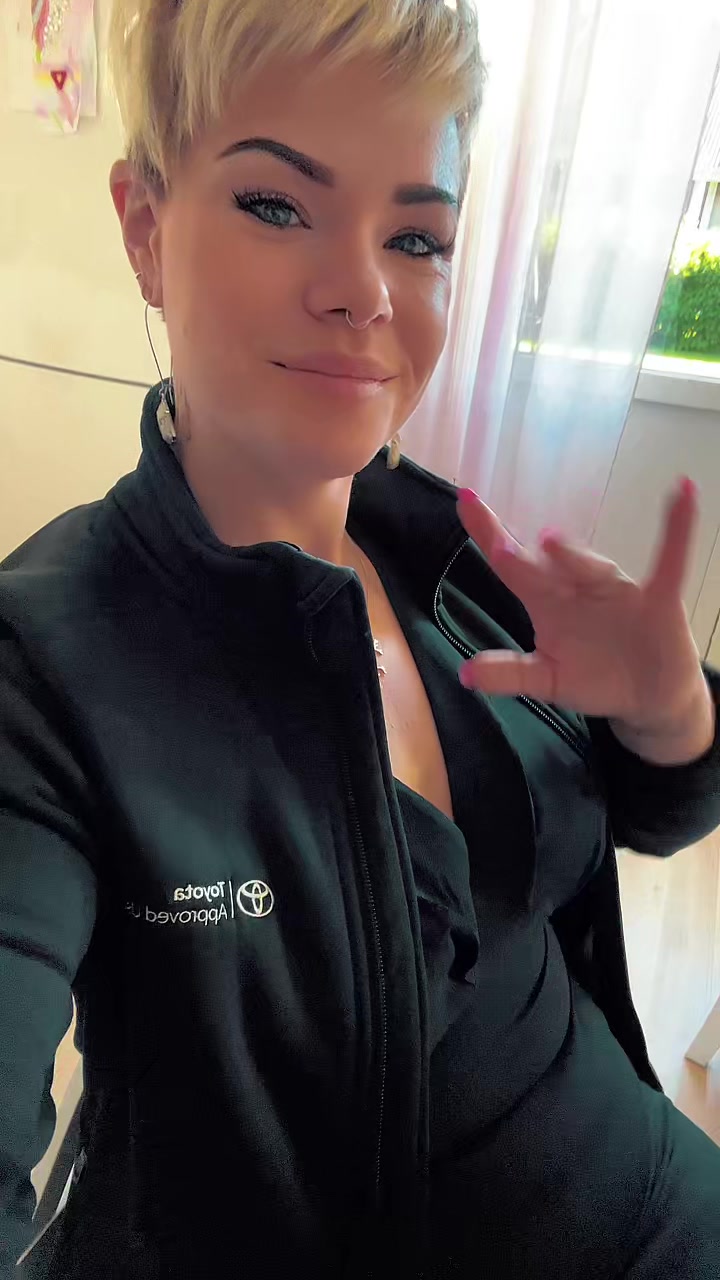 @KissandMakeupByLotta