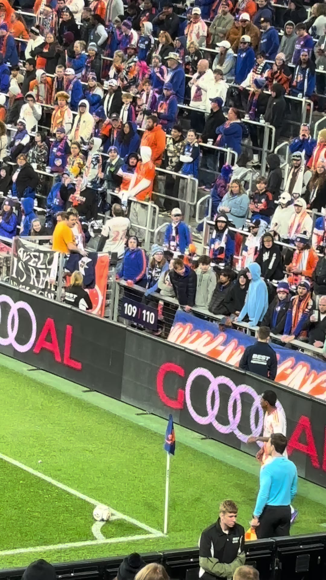@Orange & Blue Central🧡💙