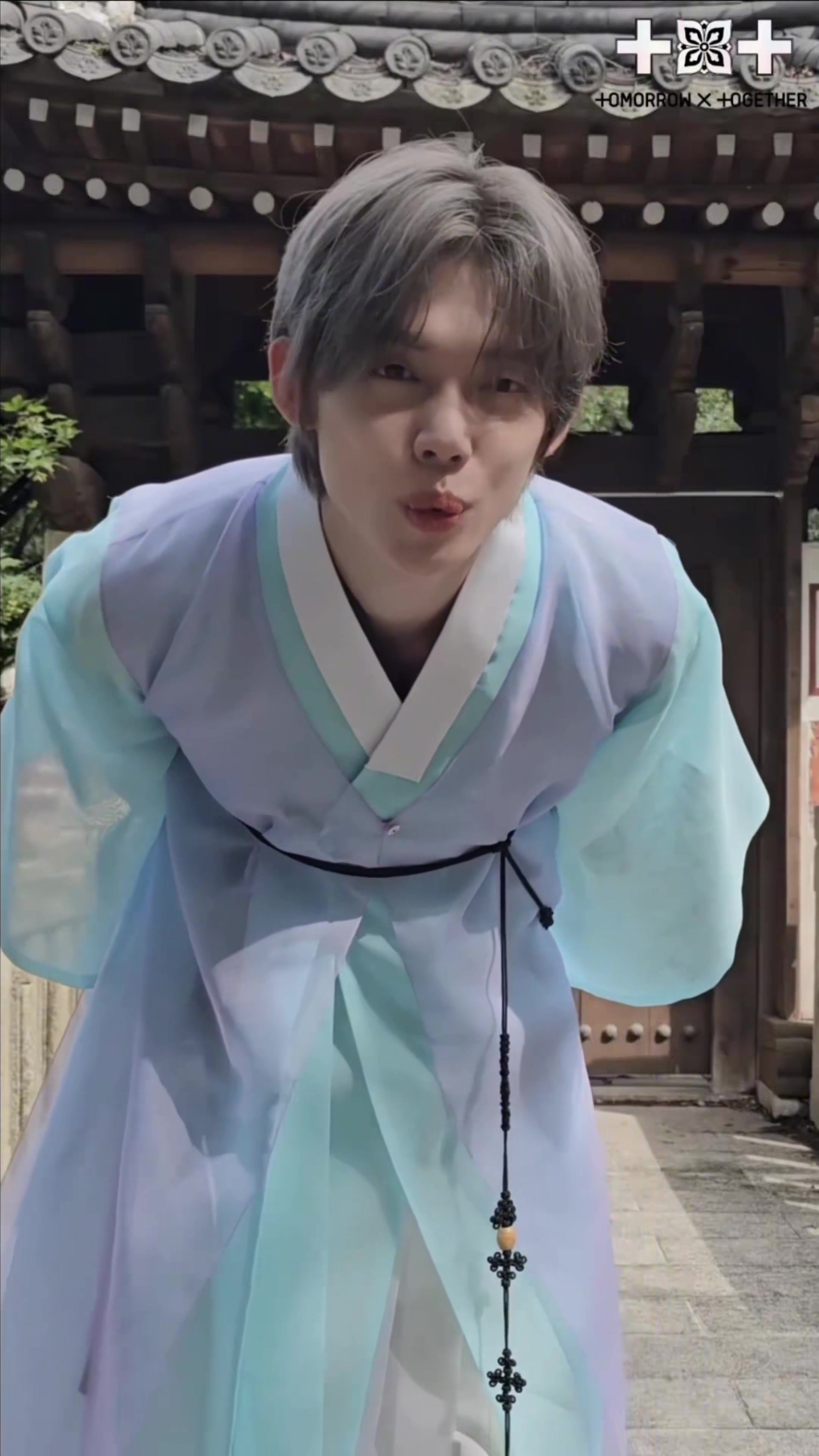 @Valeria saw and met TXT