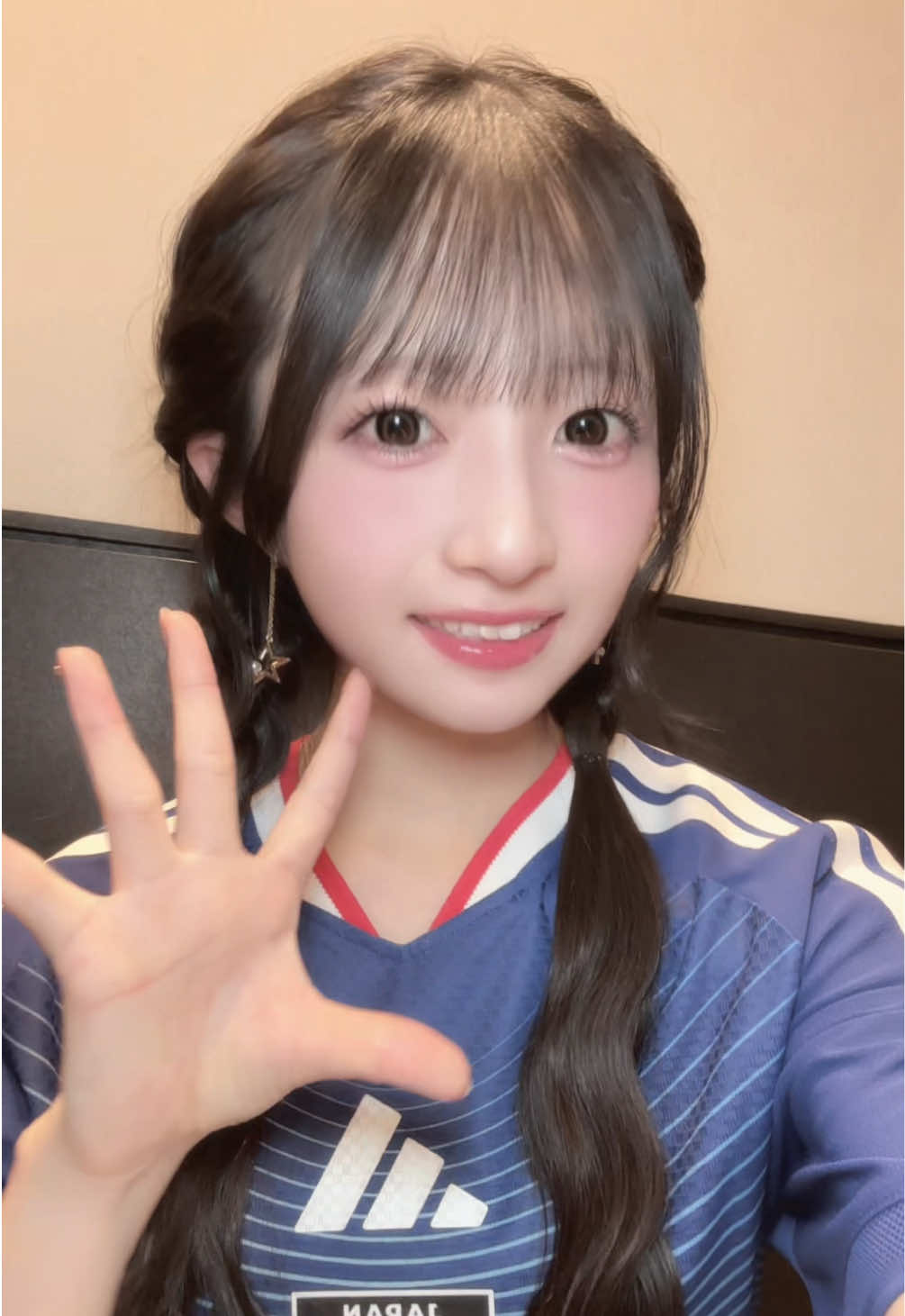 @秋山由奈