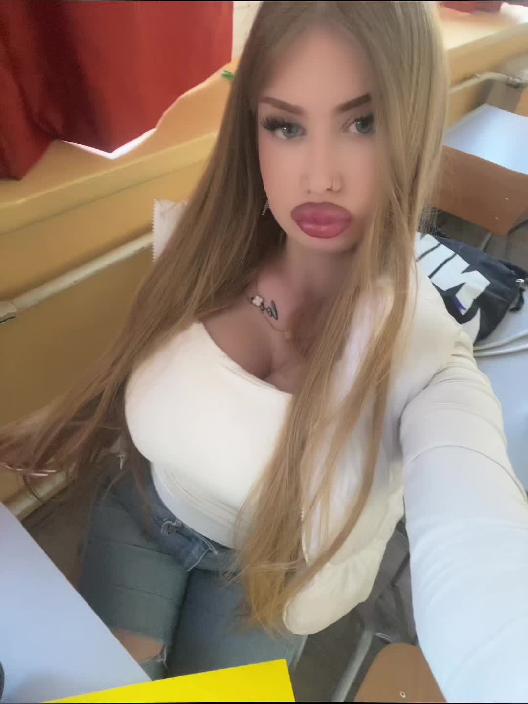 @омиљена плавуша
