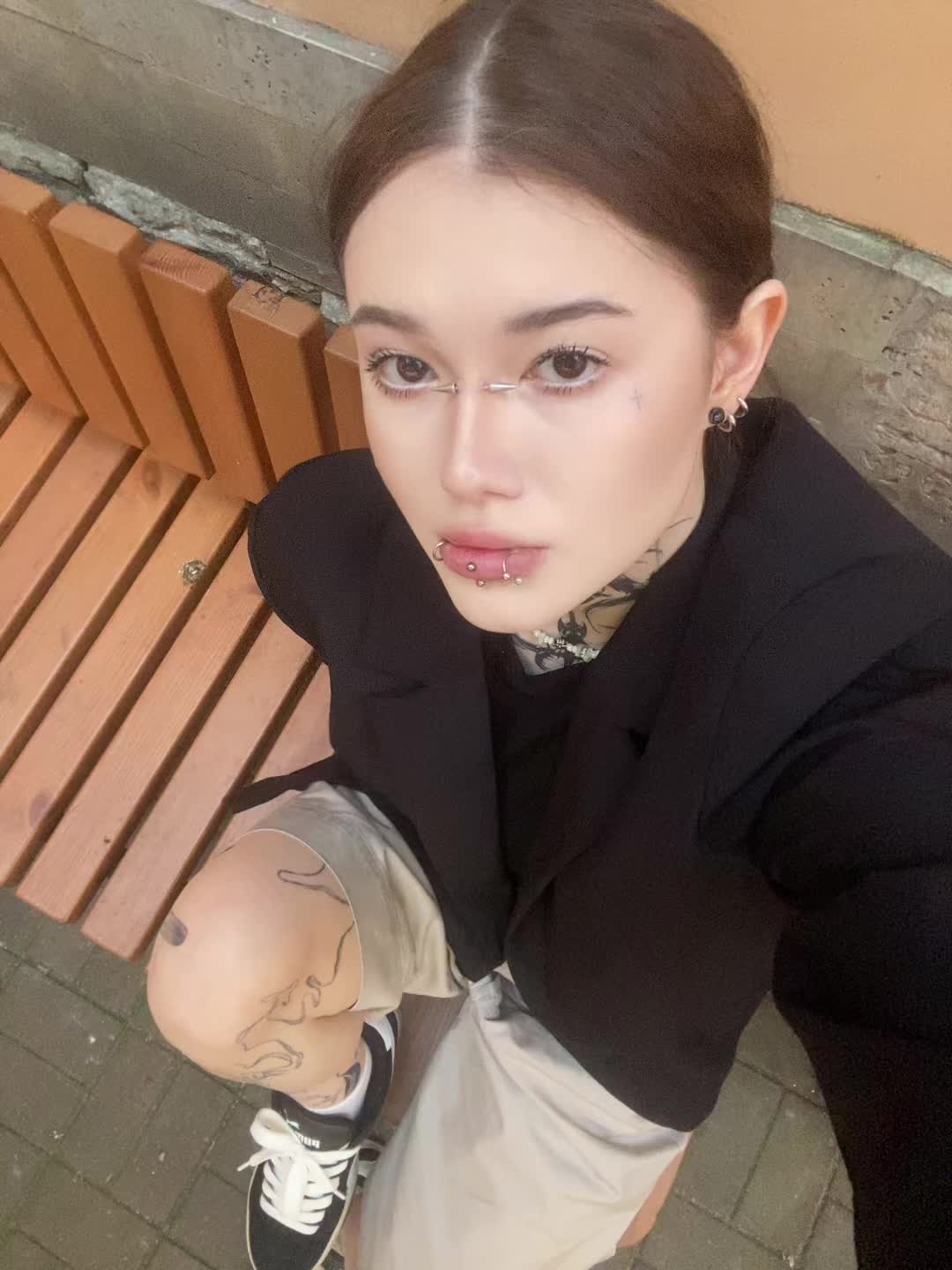 @trankkiss?))