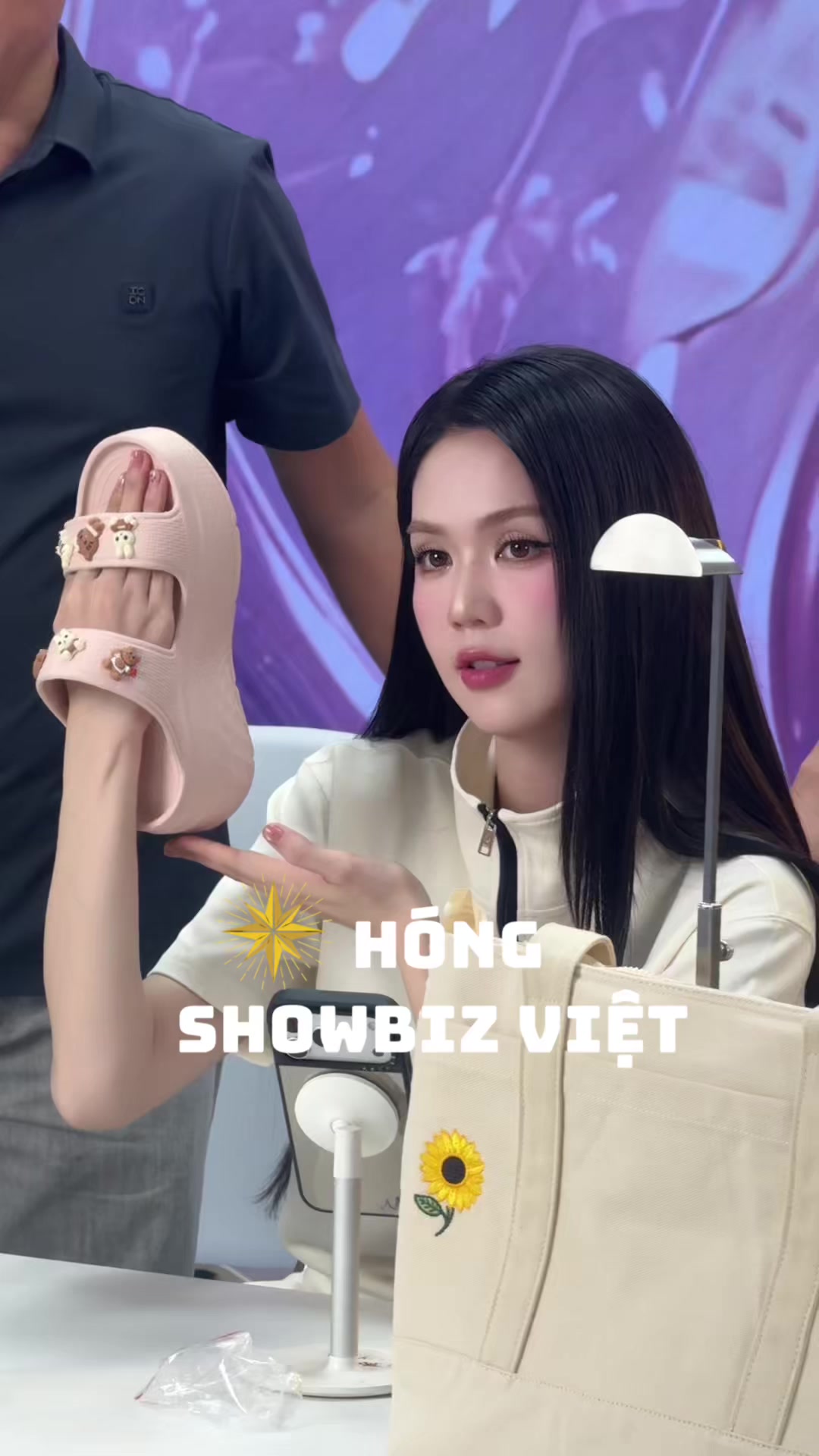 @H&oacute;ng Showbiz Việt