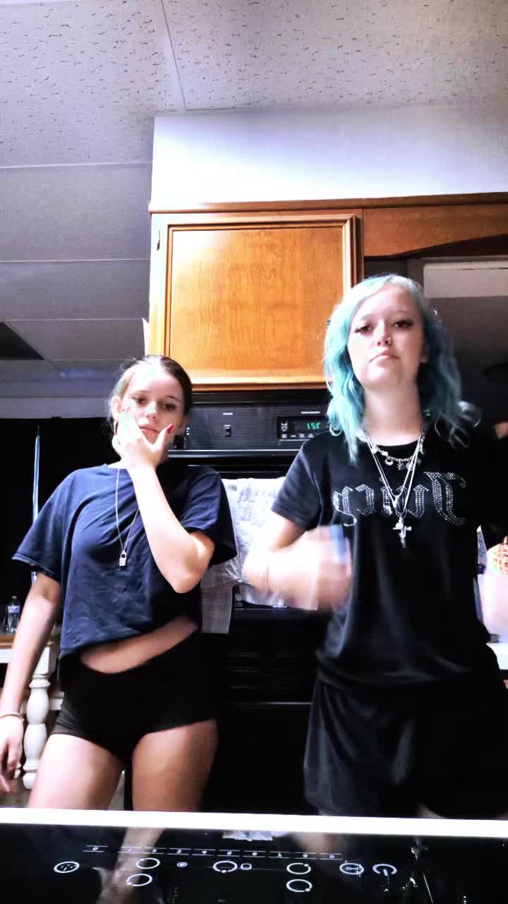 @𖣂Emma🧡💚