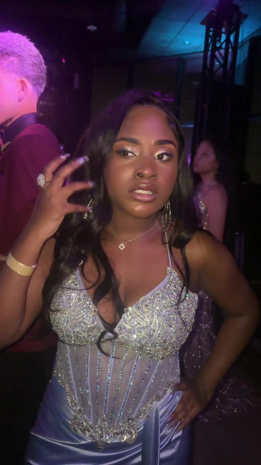 @👩🏾&zwj;🦲baldie 👩🏾&zwj;🦲