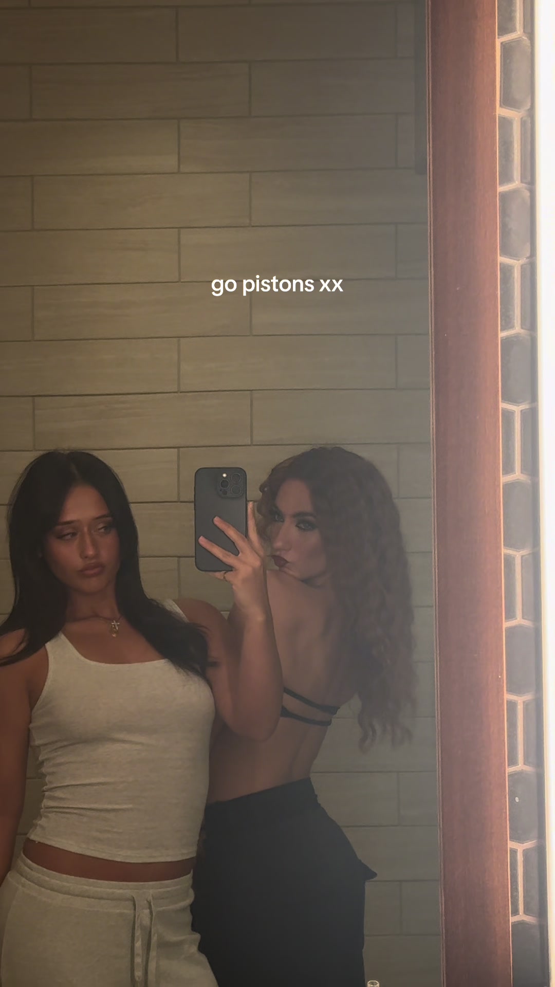 @mo