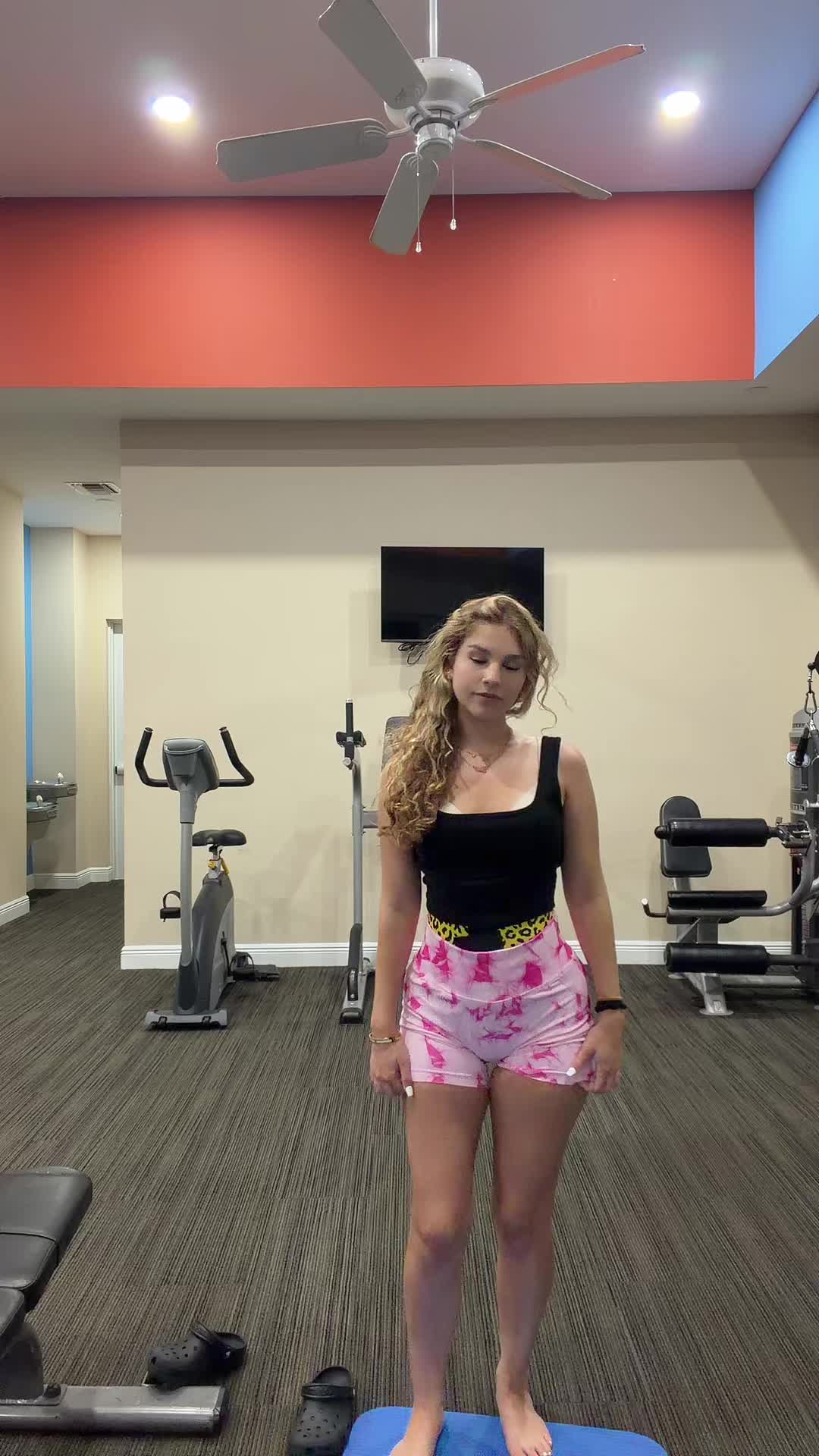 @Theyluvvella