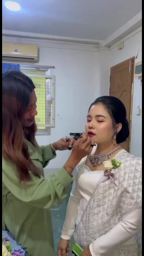 @မိတ်ကပ်ရဲရဲဖီးနစ်