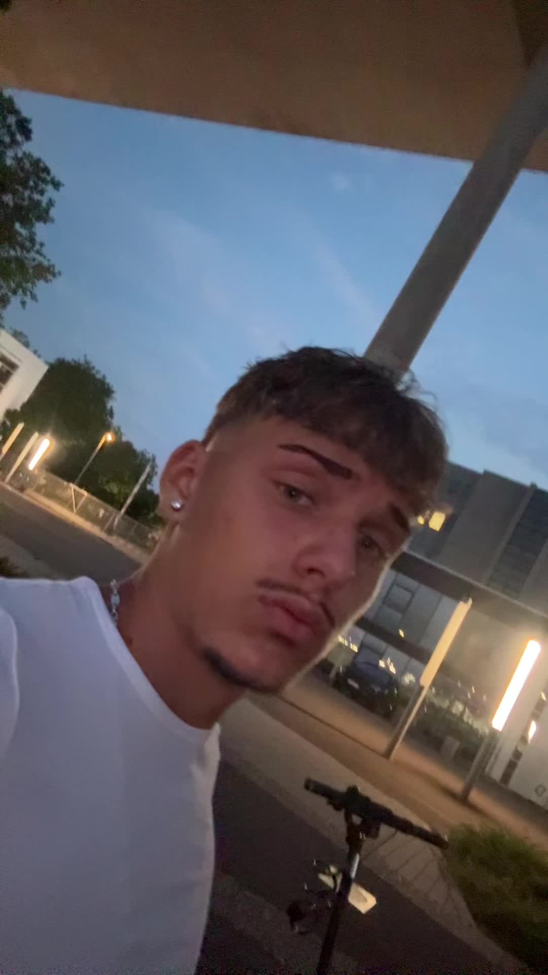 @…