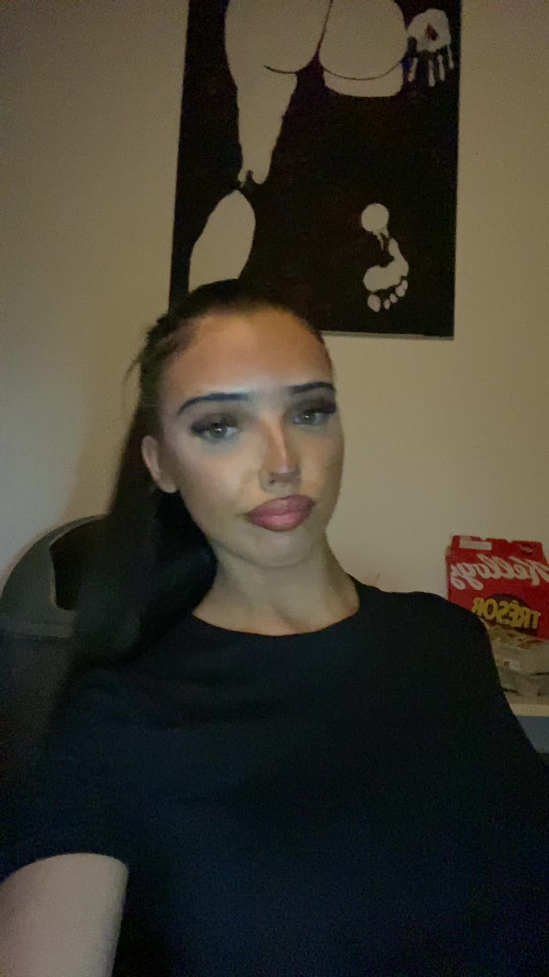 @🙎🏻&zwj;♀️💋