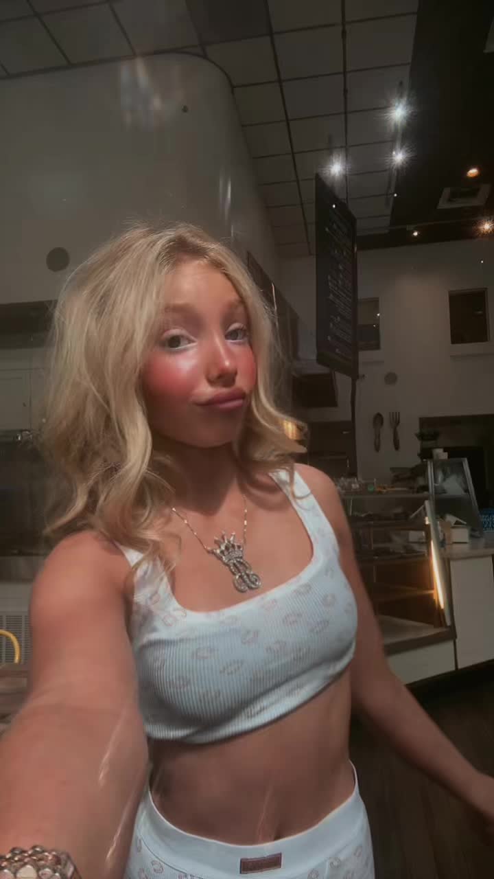 @👸🏼𝓠𝓾𝓮𝓮𝓷 𝓫🐝