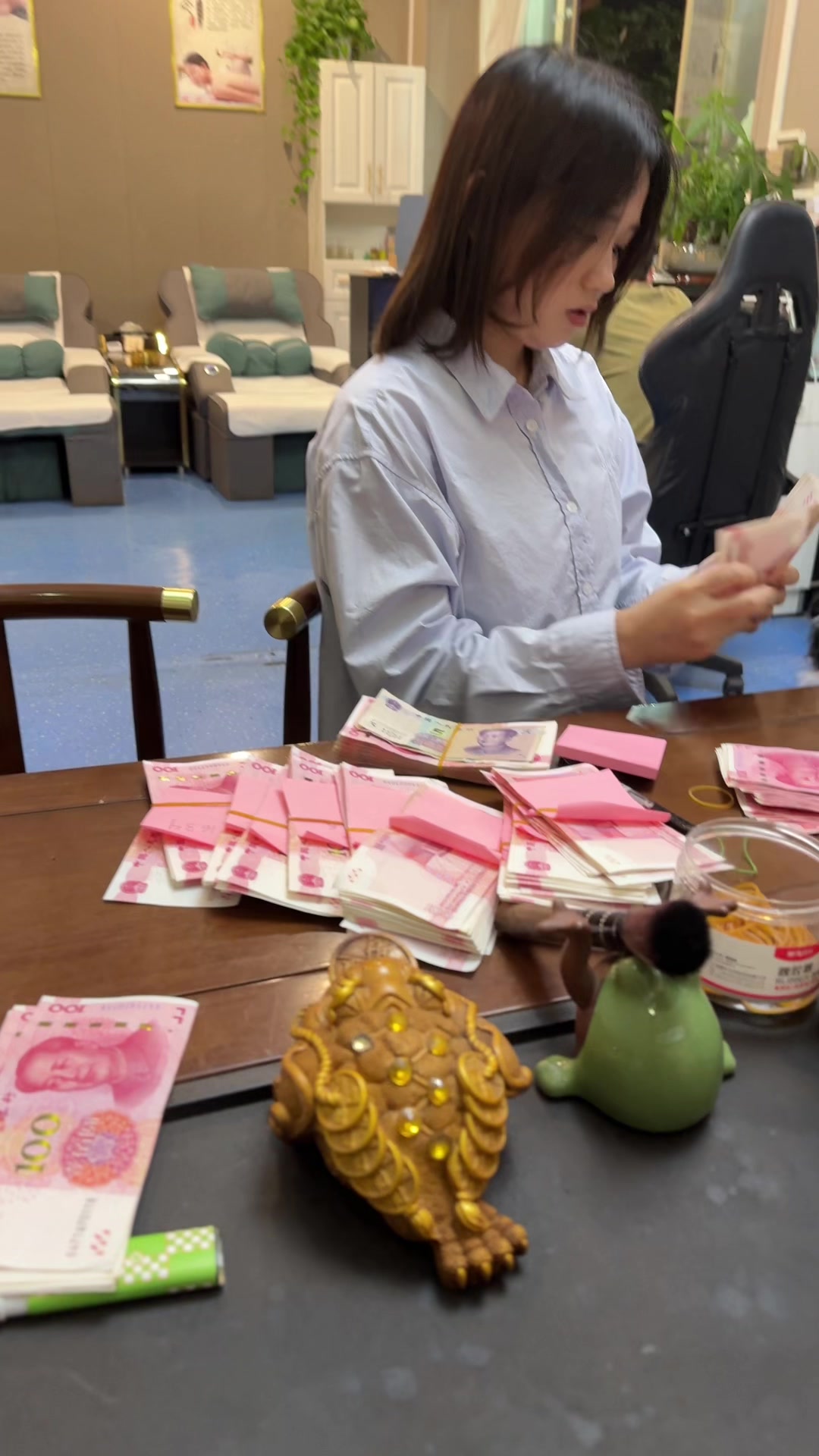 @妙手阁按摩店老板娘