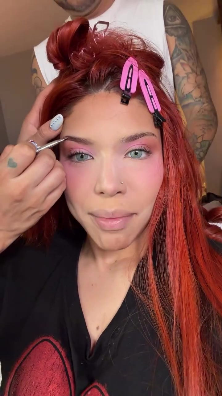 @👩🏻🦰