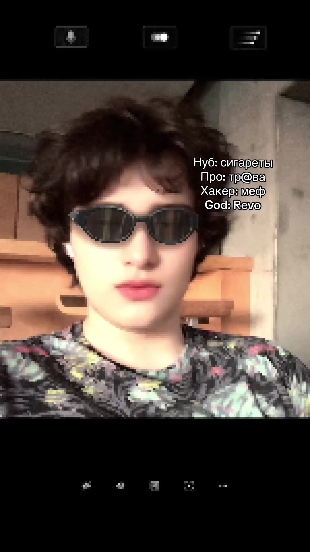 @•
