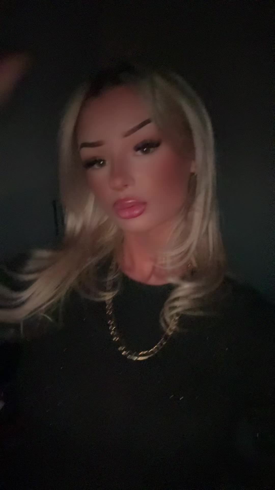 @Elliequigley