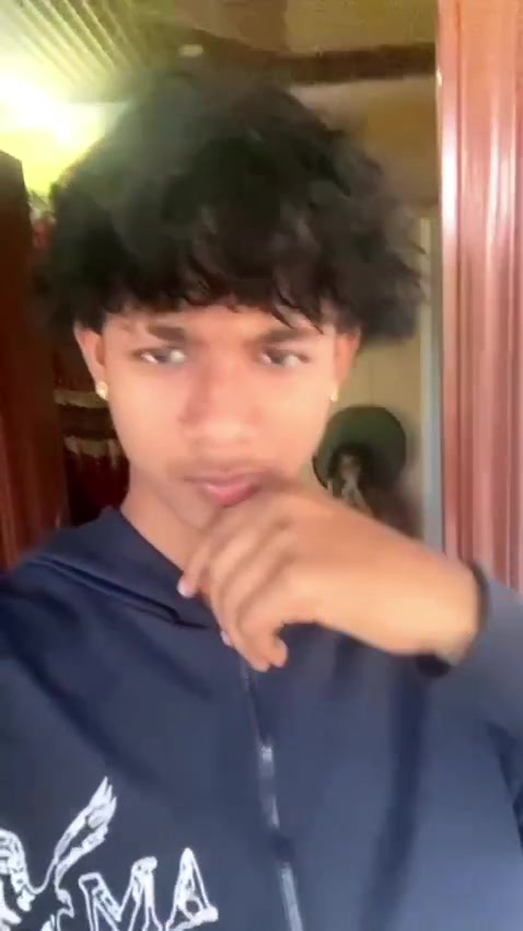 @~_>Brad••