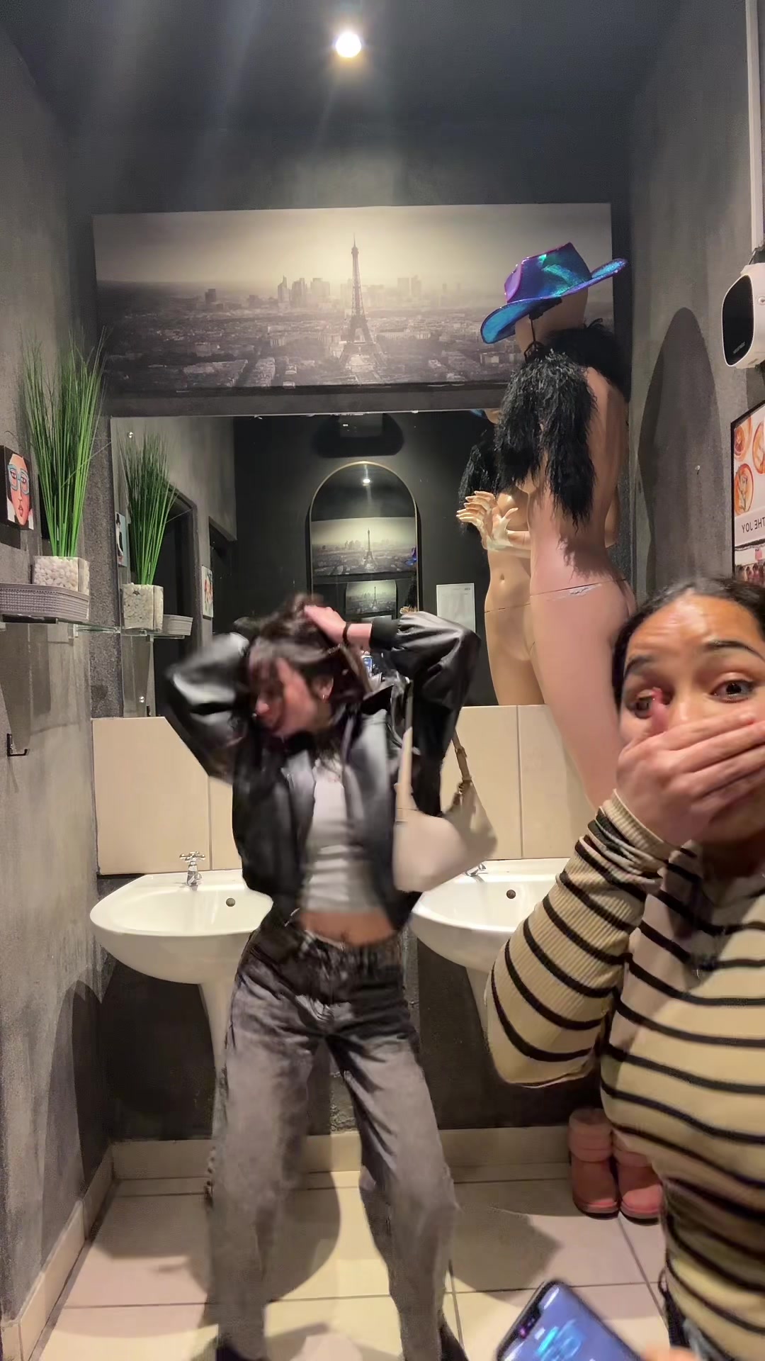 @heyitzoej
