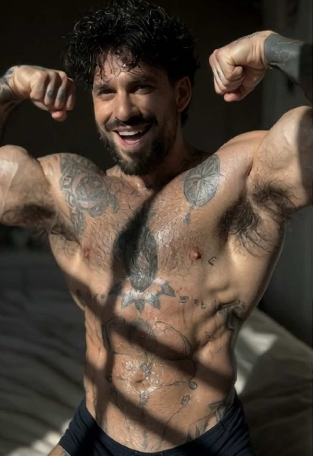 @YourDailyHotDudes