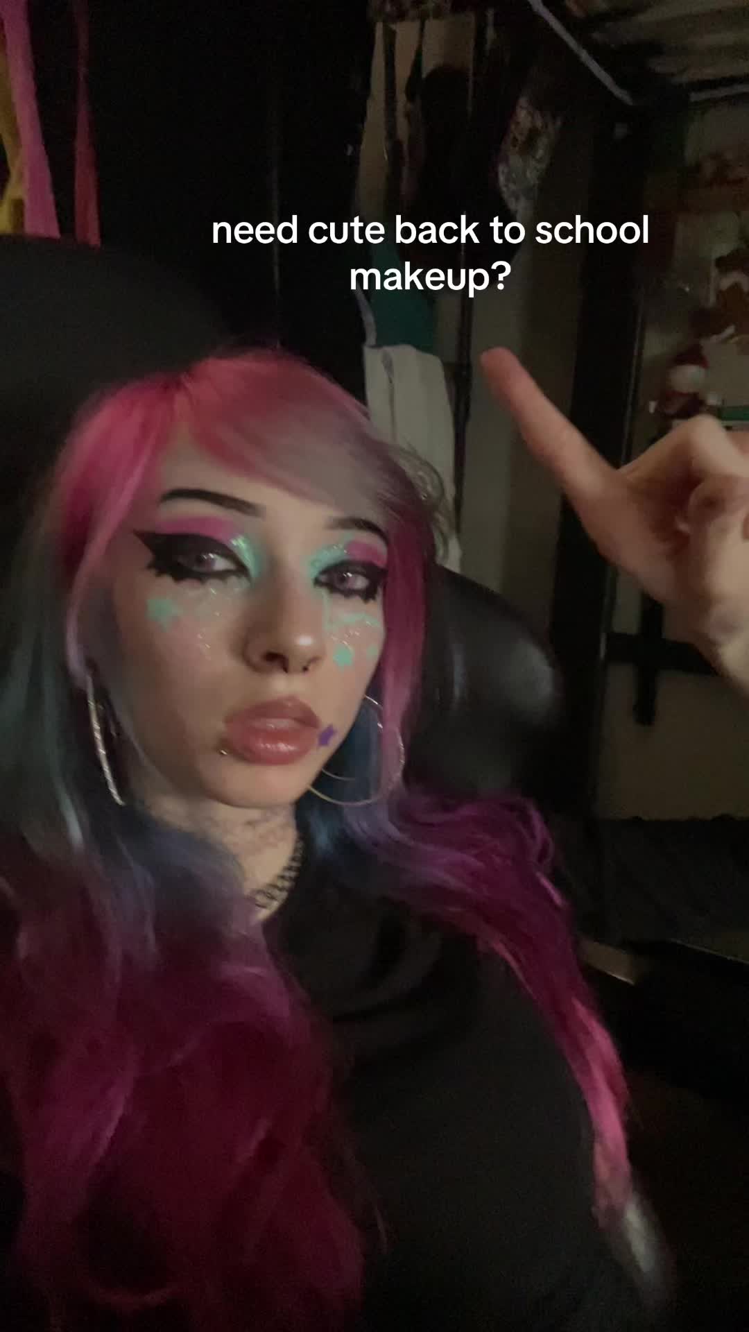 @Weird chick wit pink hair