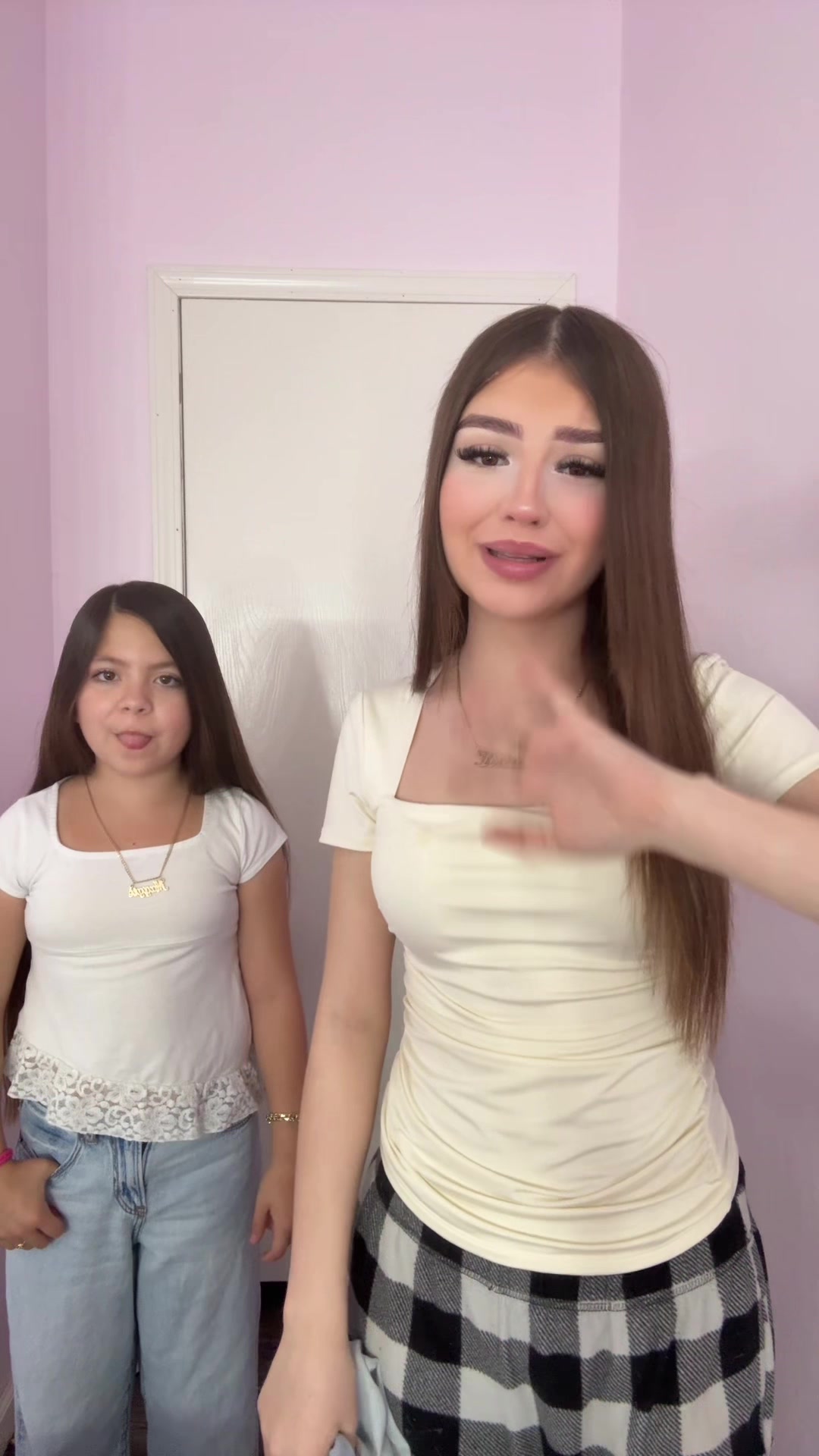 @Deliciaasisters