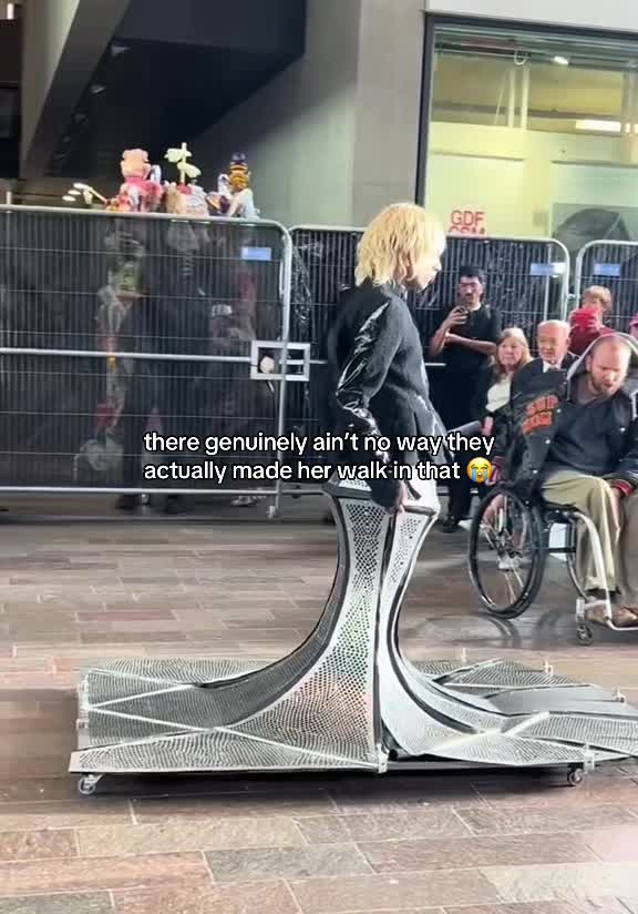 @0fftherunway