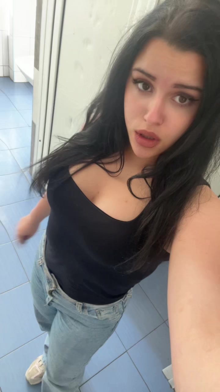 @neeveenica