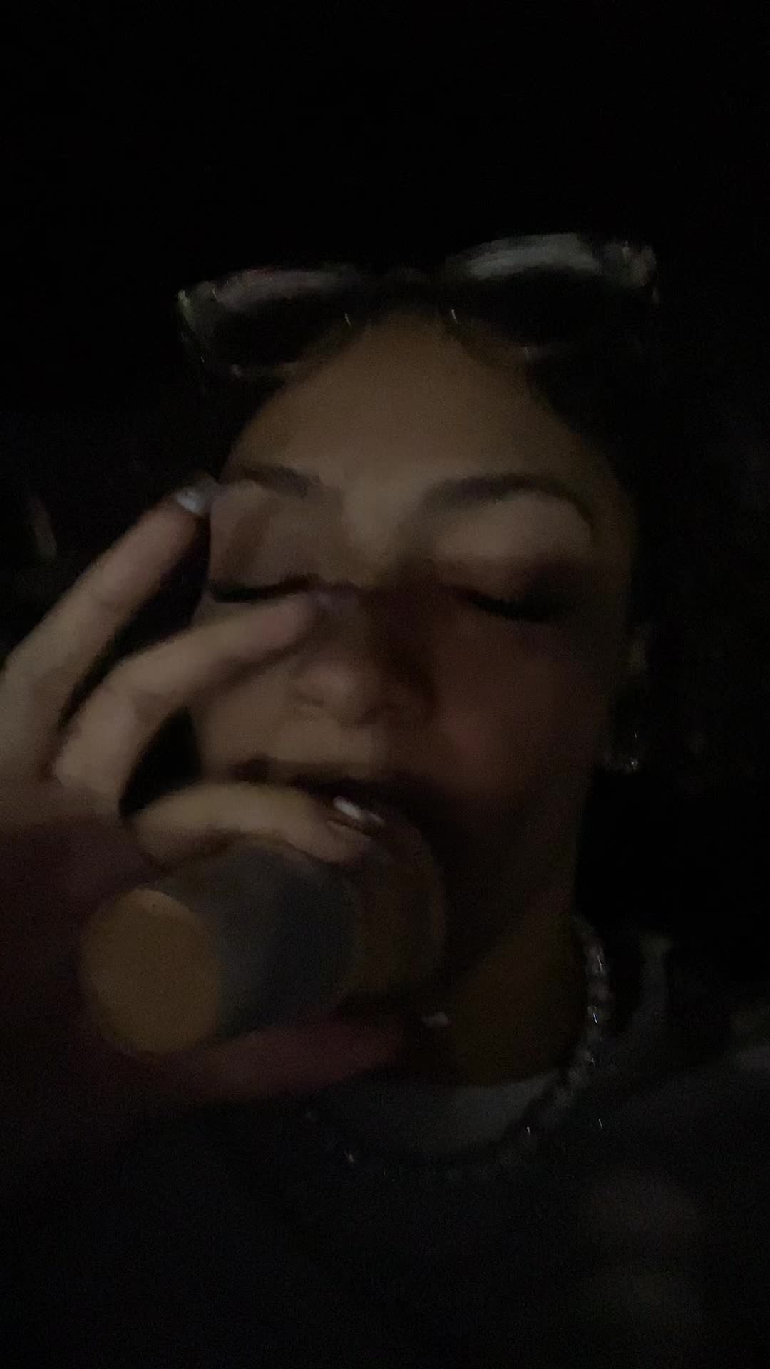 @sumlighskinwitglasses