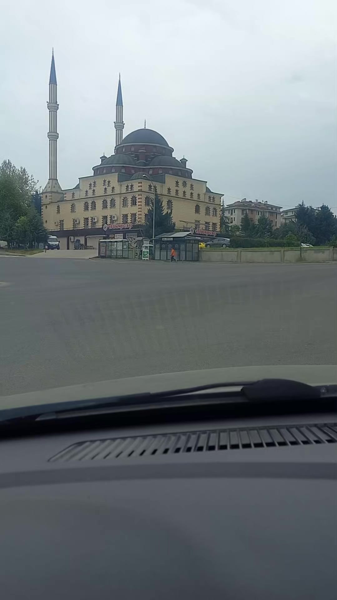 @81 D&uuml;zce
