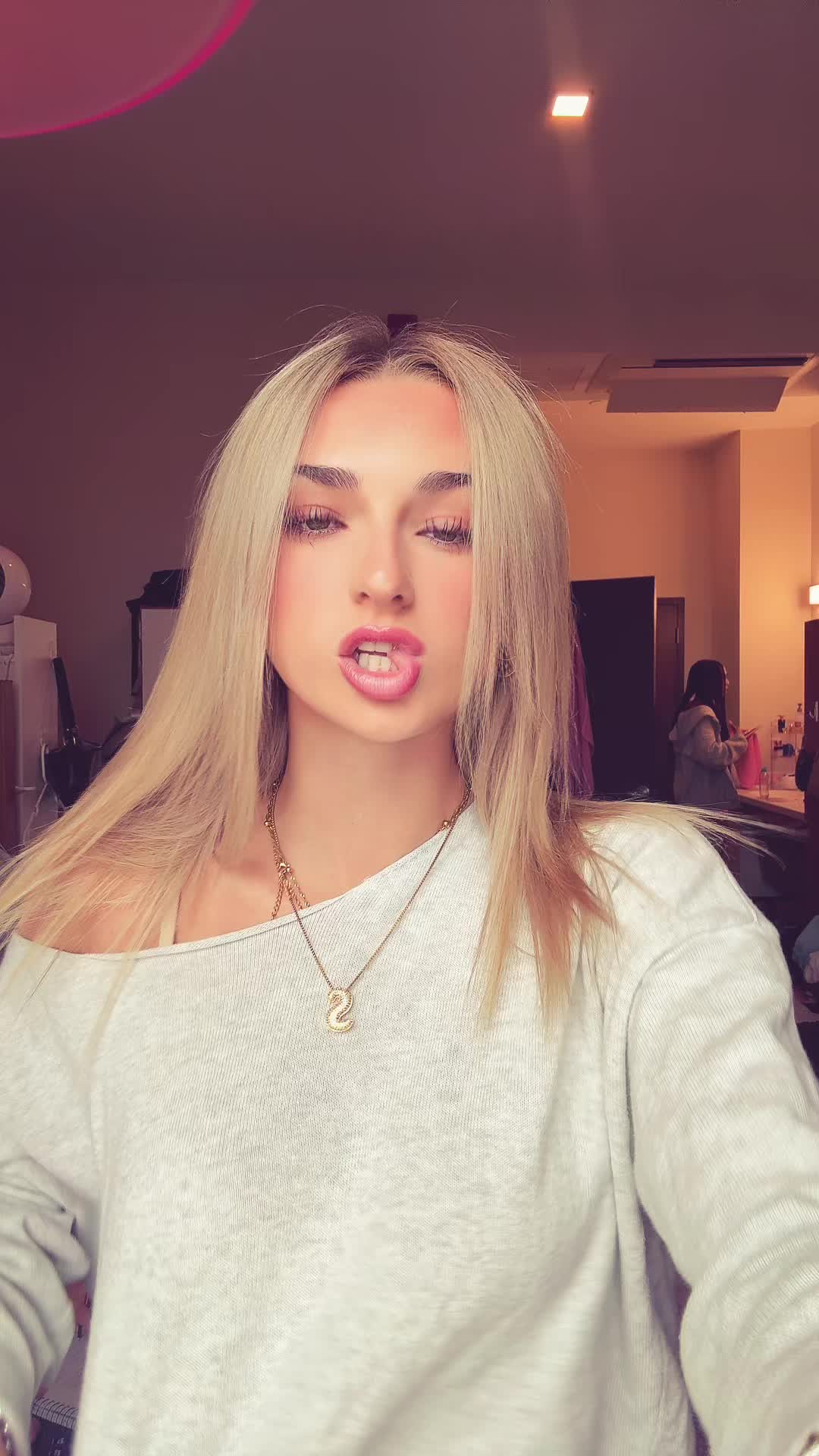 @⃟