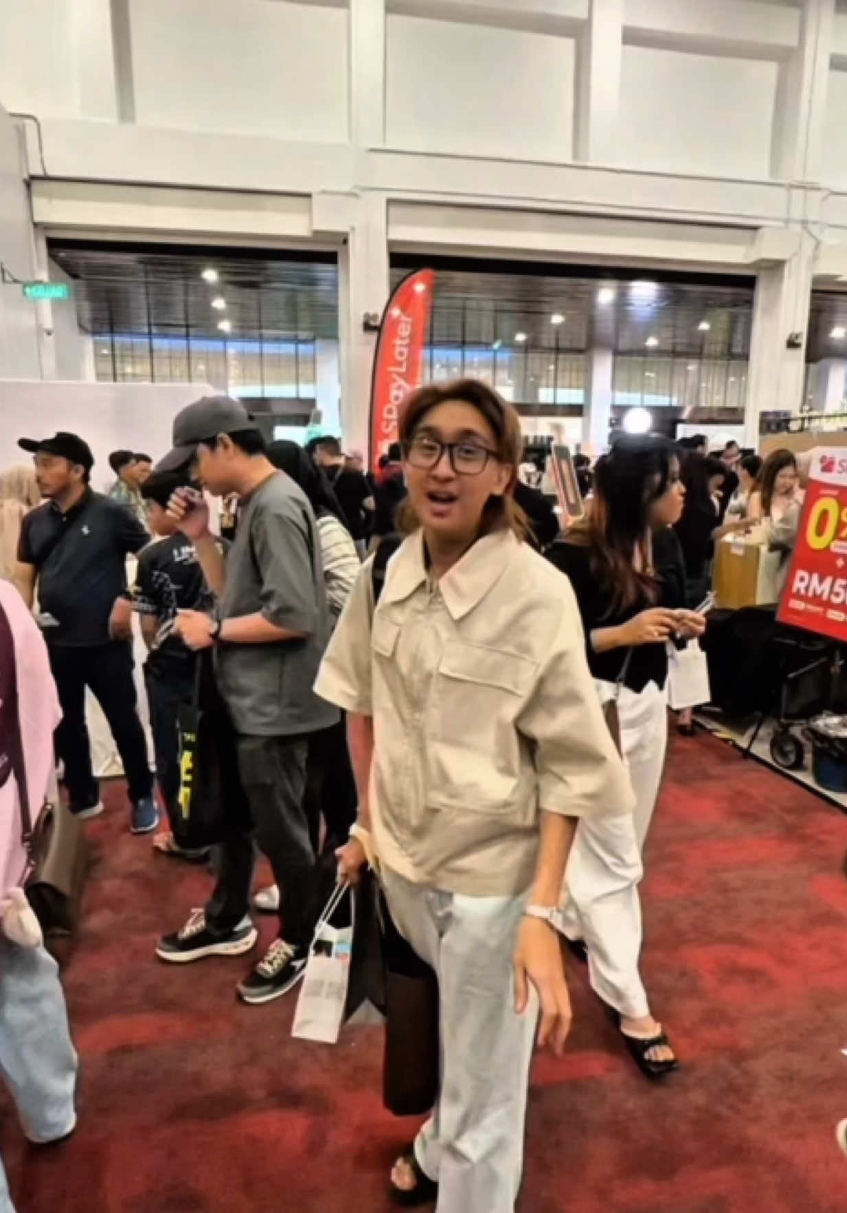 @Apom Yang Menekan