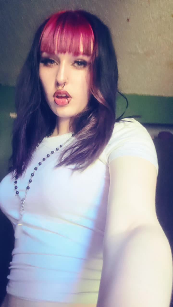 @CheshireFangz♡