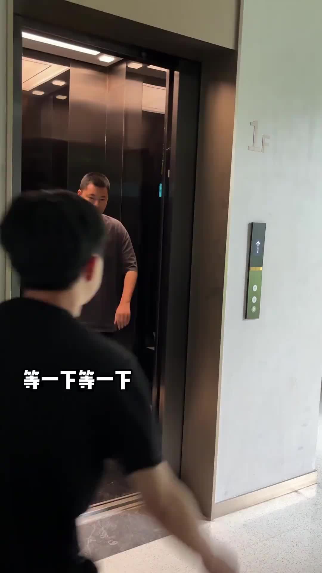 @钱万万